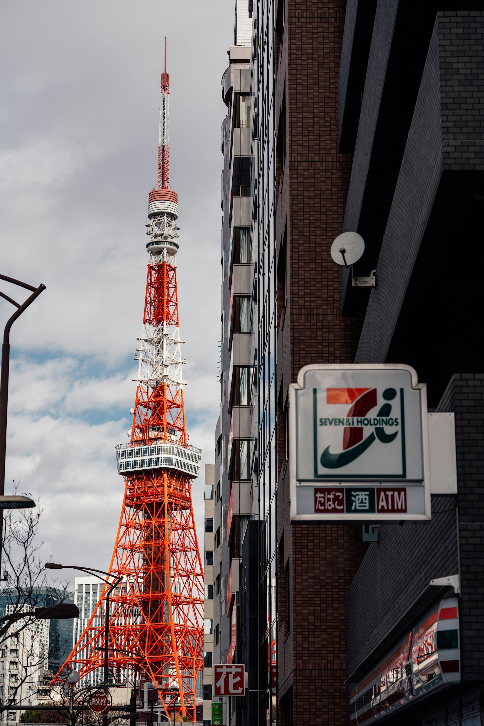 7-Eleven sign in front of Tokyo Tower