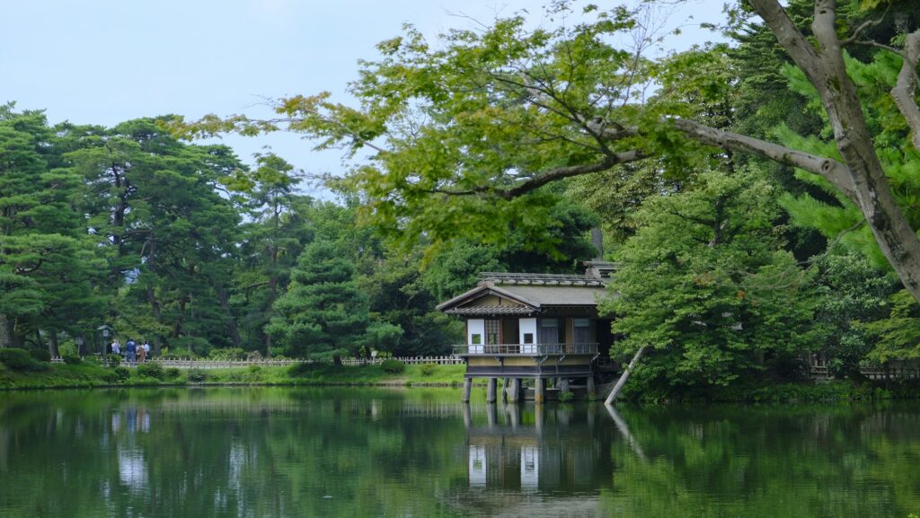 A teahouse beside Kasumigaike Pond in Kenroku-en Garden, Kanazawa