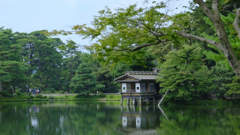 A teahouse beside Kasumigaike Pond in Kenroku-en Garden, Kanazawa